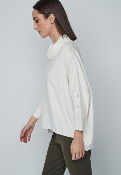 Poncho com botões — branco — fotografia 4