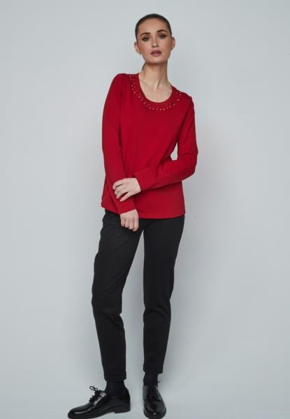 T-shirt com pedraria na gola — vermelho