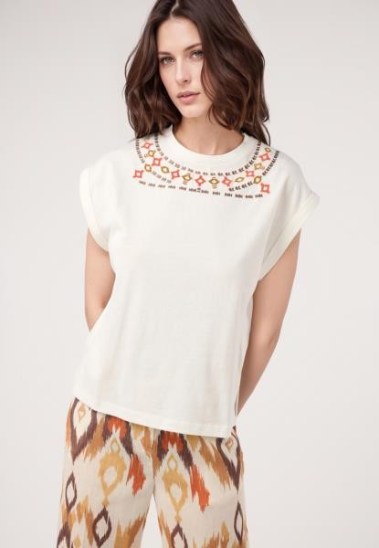 T-shirt com bordados étnicos — cru