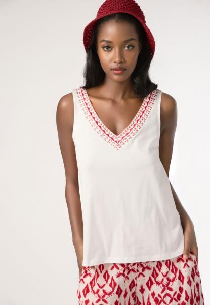 T-shirt com bordado no decote — branco